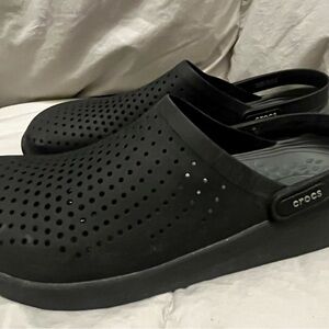 CROCS‎ Black Perforated Clogs